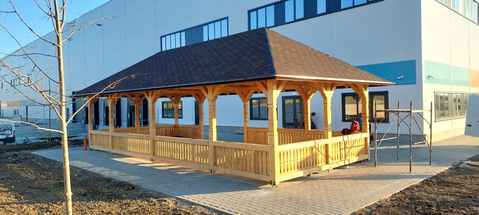 Foișor generos din lemn masiv, cu balustradă și acoperiș de șindrilă