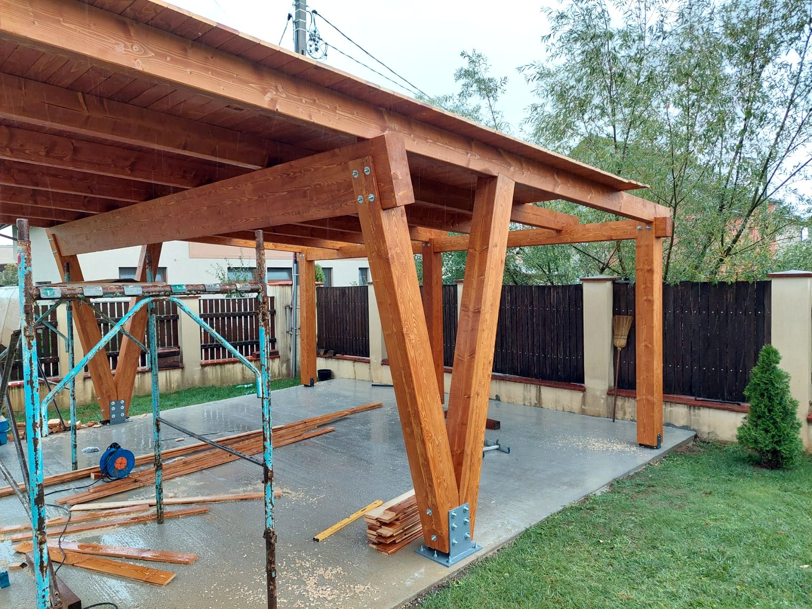 Carport din lemn, fotografiat la apus