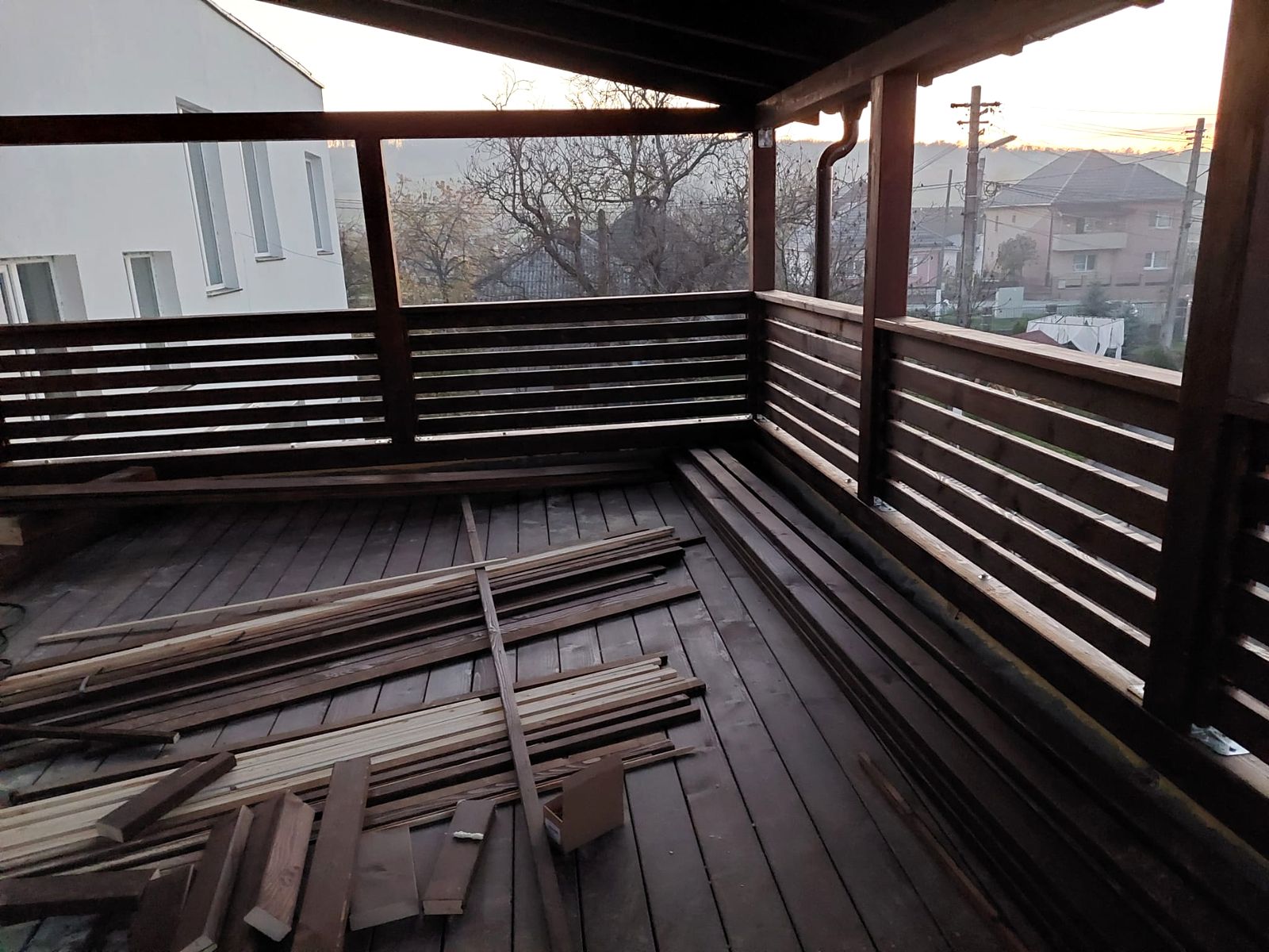 Terasă cu deck și balustradă din lemn, tratate cu lazură