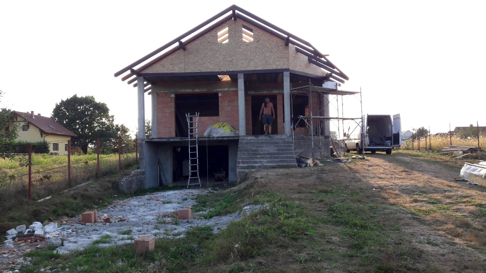 Casă din cărămidă la stadiul de roșu, cu centură de beton
