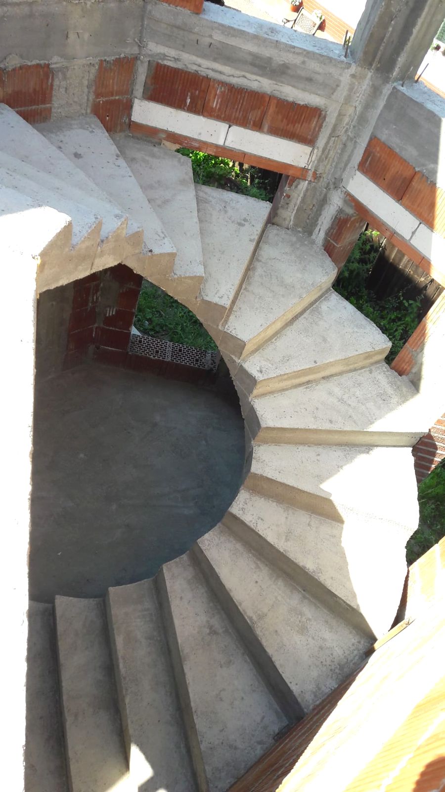 Scară interioară elicoidală din beton, turnată monolit