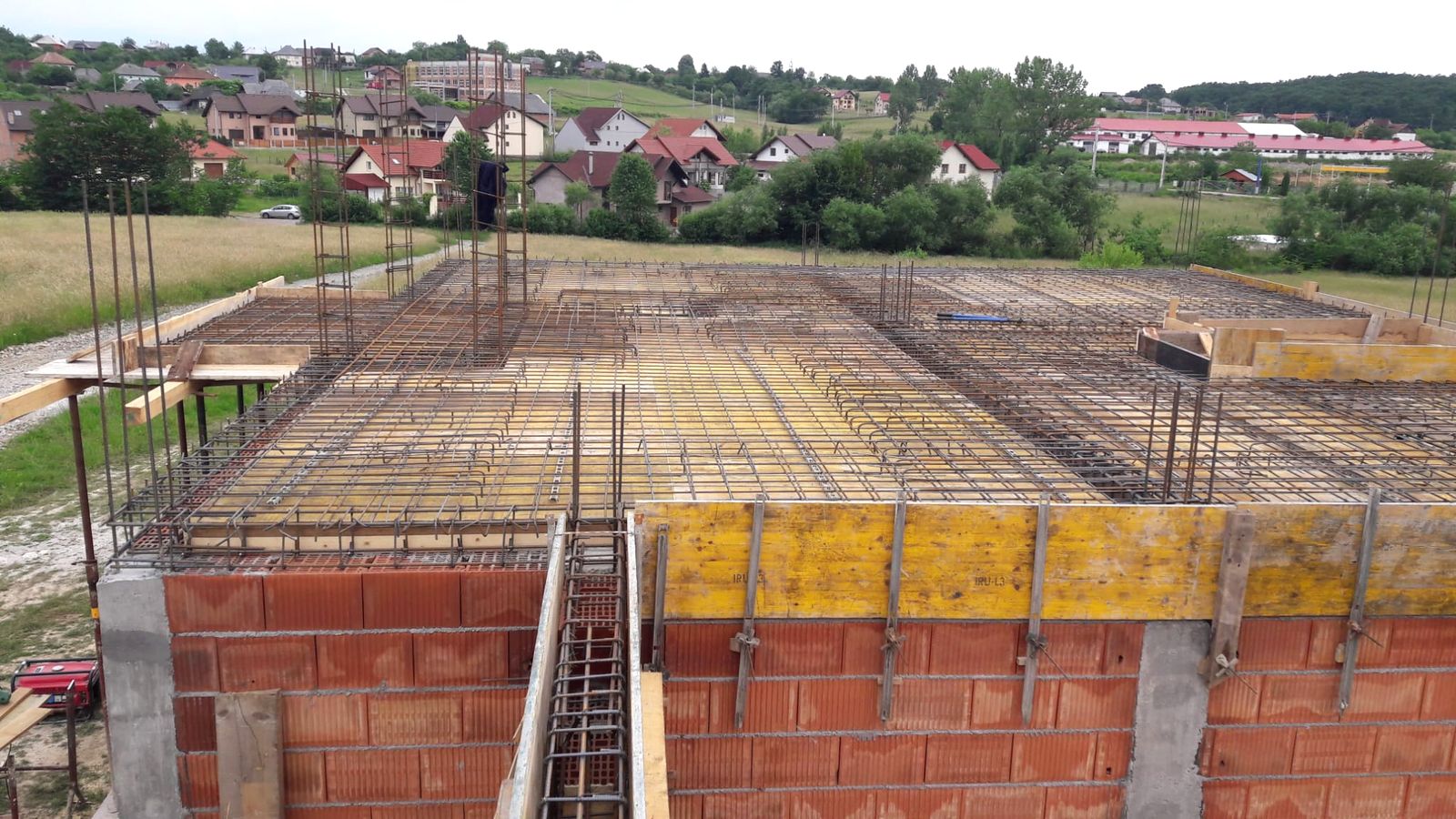 Placă de beton armată cu cofraje, pregătită de turnare