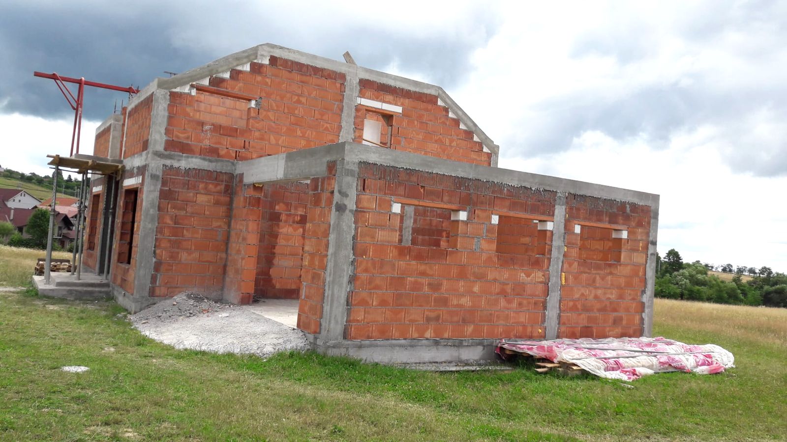 Structură de cărămidă cu stâlpi și buiandrugi de beton