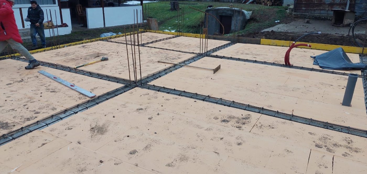 Muncitor care pregătește turnarea unei plăci de beton cu plasă de armătură, Maramureș