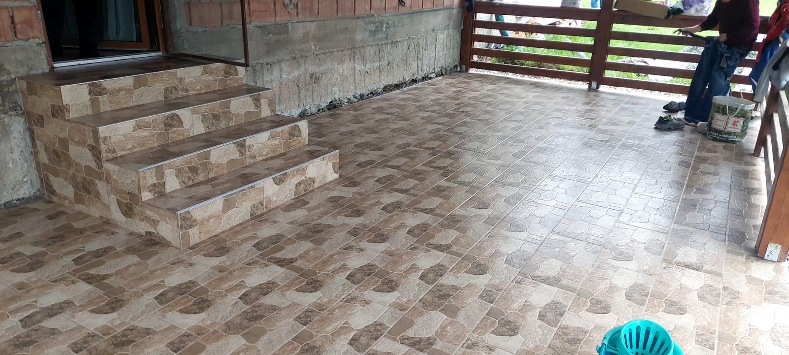 Terasă placată cu gresie și trepte finisate
