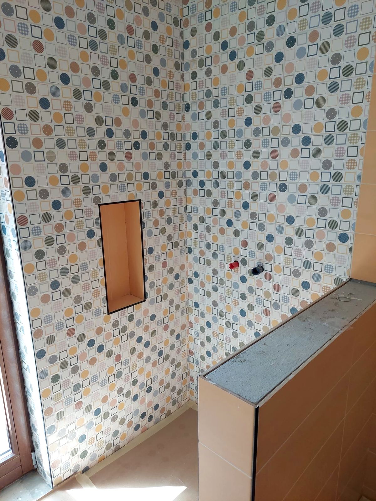 Perete de baie cu mozaic decorativ și nișă zidită