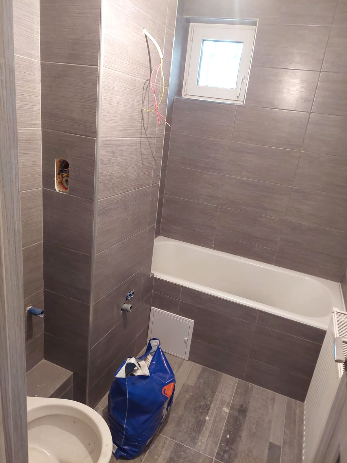 Baie placată cu gresie mată, cu cadă montată