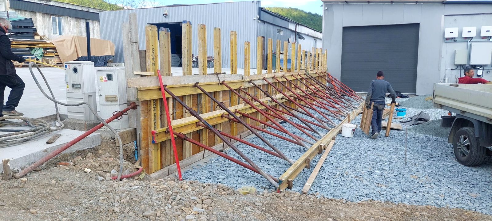 Cofraj de zid de sprijin, cu proptele metalice