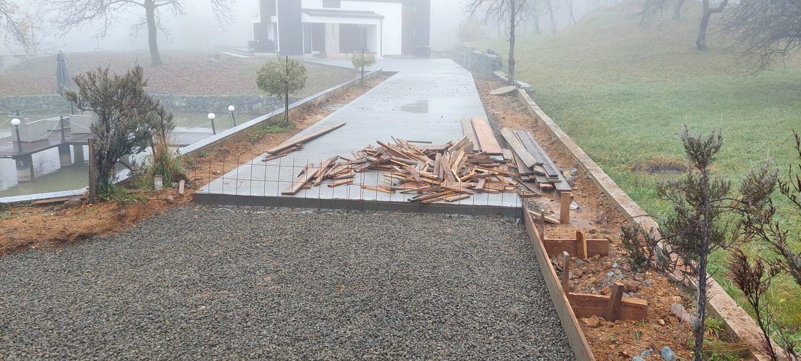 Alee cu borduri în lucru, la o locuință modernă