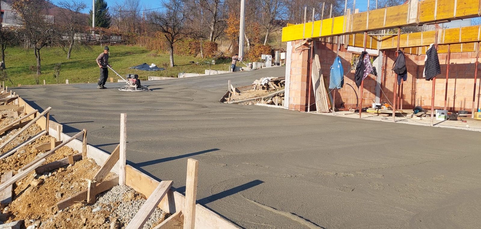 Turnare centură de beton la o casă cu zid de cărămidă și cofraje galbene, Baia Mare