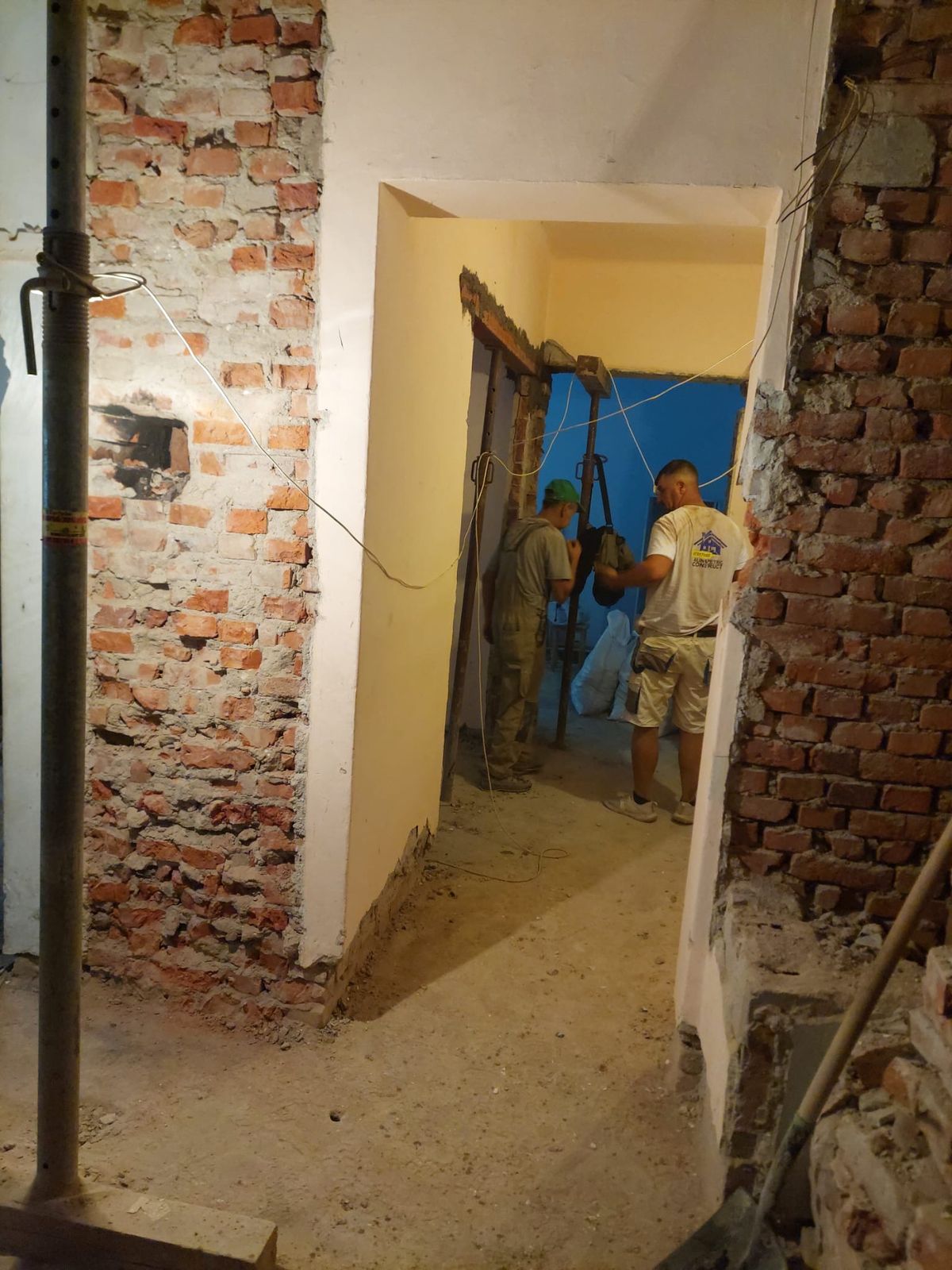Consolidare zid de cărămidă cu proptea metalică, în timpul renovării, Baia Mare