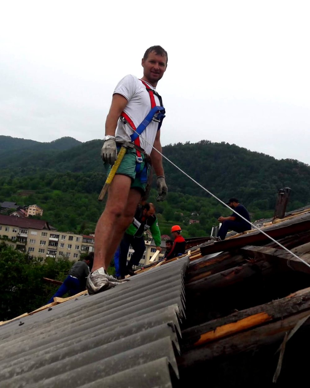 Echipa Petric Tim Construct lucrând la un acoperiș, în Baia Mare